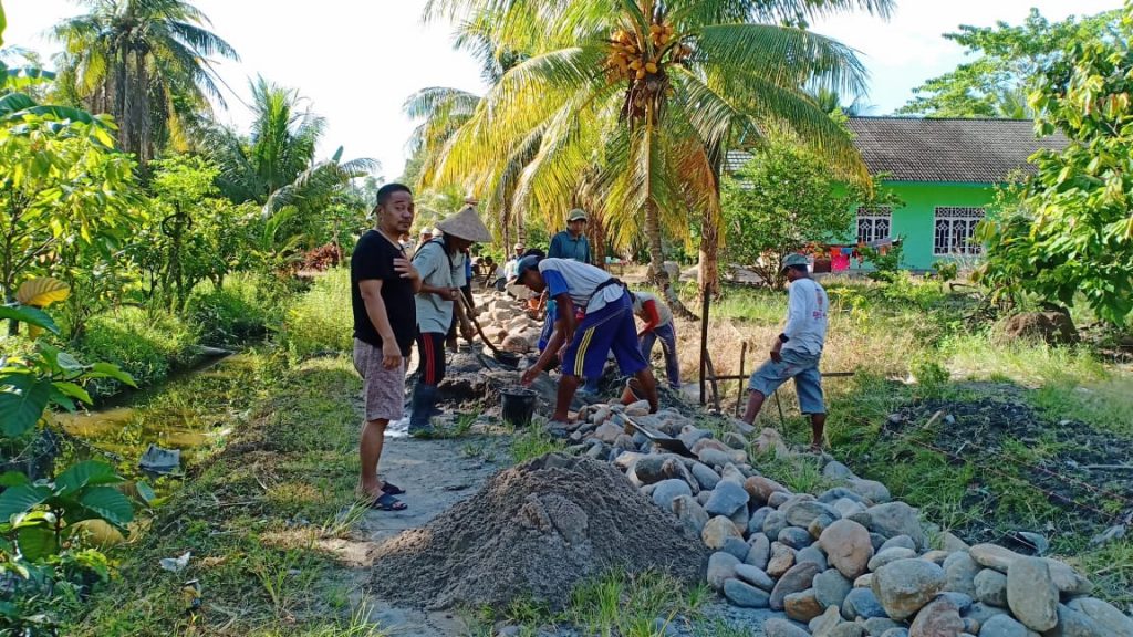 Hidupkan Gotong Royong Warga Mappedeceng Swadaya Bangun Talud Herald Makassar