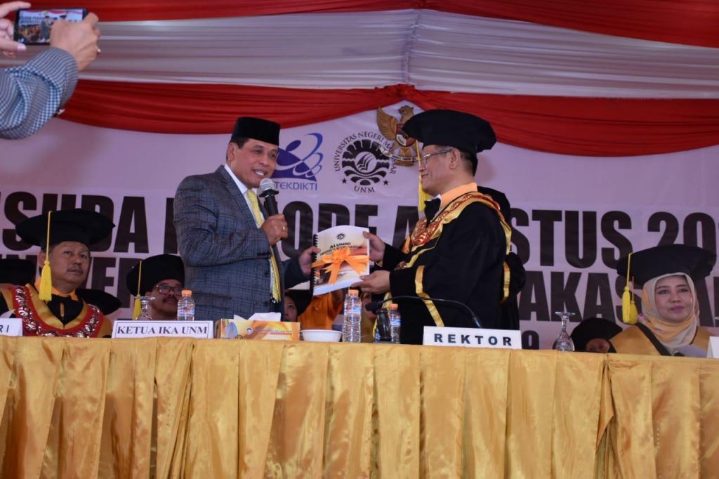 Peduli Pendidikan Nh Serahkan Beasiswa Bagi Wisudawan Terbaik Unm