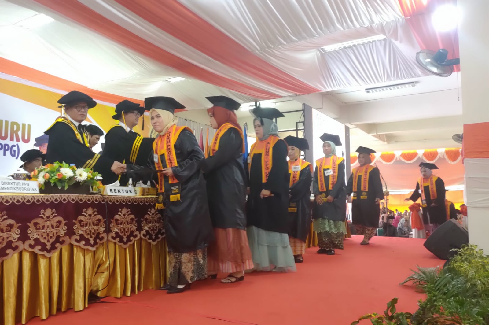 Rektor UNM Kukuhkan 2 479 Mahasiswa PPG Tunjukkan Kualitas Anda