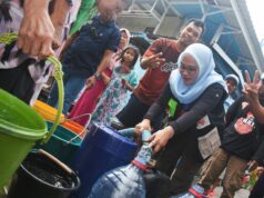 Sambil Blusukan ke Lorong-lorong, Rezki Cekatan Bagi Air Bersih untuk Warga Buloa